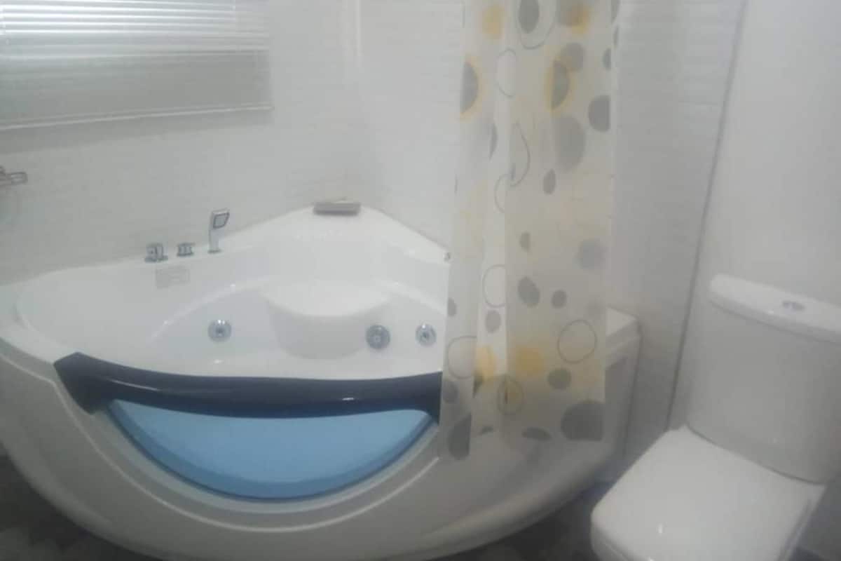 Chambre Deluxe, 1 trĂšs grand lit | Salle de bain | Douche, serviettes fournies, savon, shampoing