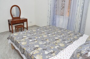 Apartamento standard, 2 quartos | 4 quartos, individualmente decorados, individualmente mobiliados