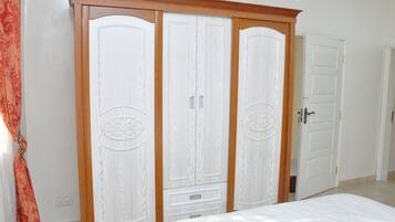 4 kamar tidur dan didekorasi berbeda-beda