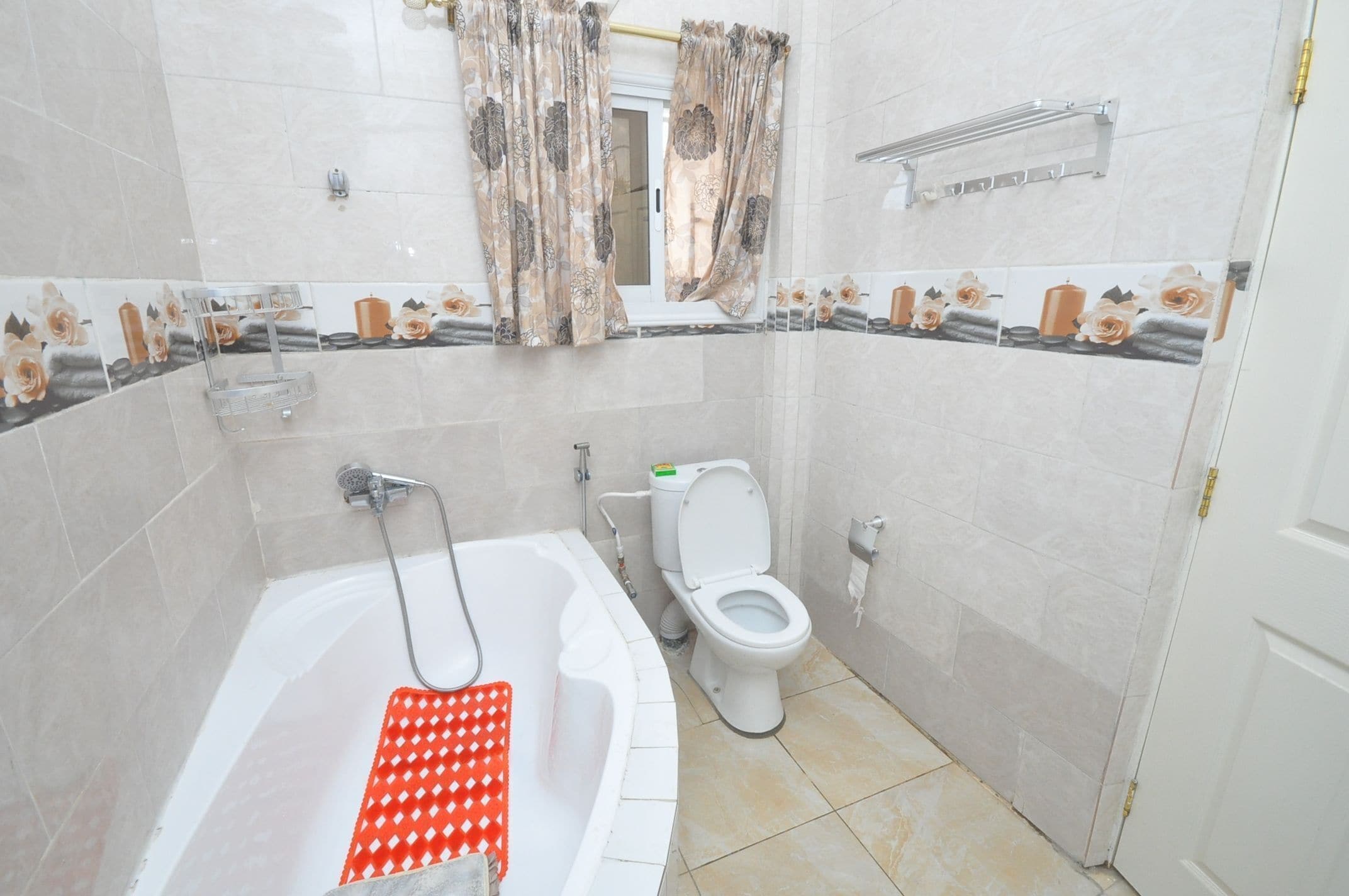 Separate tub and shower, towels