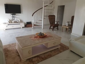 Apartamento, 4 quartos | Individualmente decorados, individualmente mobiliados