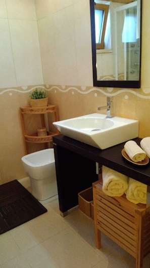 Apartment, 2 Bedrooms | Bathroom | Separate bathtub and shower, hair dryer, bidet, towels