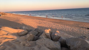 Perto da praia, espreguiçadeiras