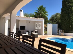 Outdoor dining - New!! Quiet location with private pool and sea view (Santa Bárbara de Nexe)
