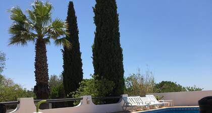 New!! Quiet location with private pool and sea view