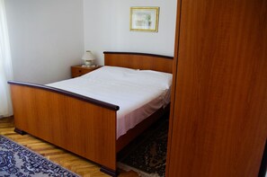 2 bedrooms, desk, blackout curtains, iron/ironing board - Apartments Antonia (Novalja)
