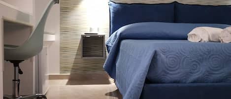 Quarto triplo (Fireworks) | Cofres nos quartos, escrivaninha, cortinas blackout