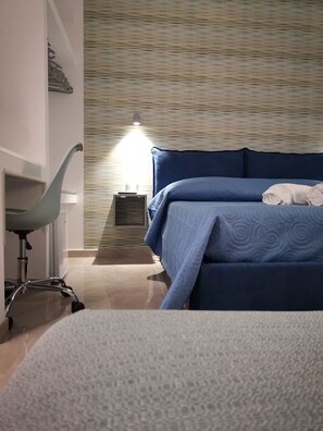 三人房 (Fireworks) | 客房内保险箱、办公桌、遮光窗帘、隔音