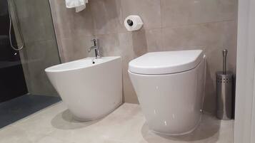 Kamar Triple (Fireworks) | Kamar mandi | Shower, pancuran hujan, perlengkapan mandi gratis, dan kloset