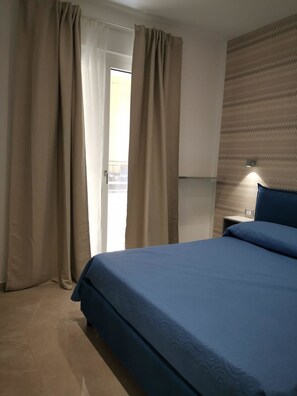 In-room safe, desk, blackout curtains, soundproofing - Margherita Boutique Rooms (Margherita di Savoia)
