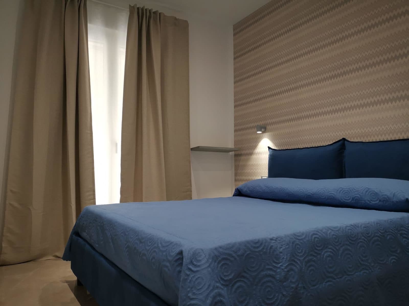 Tweepersoonskamer, balkon (Zig Zag) | Een kluis op de kamer, een bureau, verduisterende gordijnen