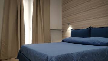 Tweepersoonskamer, balkon (Zig Zag) | Een kluis op de kamer, een bureau, verduisterende gordijnen