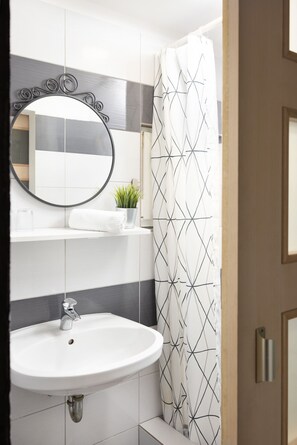 Ducha, artículos de tocador gratuitos, secador de pelo, toallas