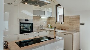 Une cuisine moderne dotée d’un four encastré, d’une plaque de cuisson et d’un plan de travail élégant.
