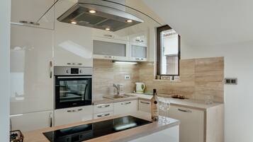 Deluxe Apartment | Private kitchen | Fridge, stovetop, electric kettle, cookware/dishes/utensils