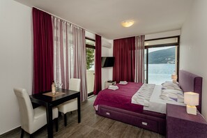 Desk, free cots/infant beds, free WiFi, bed sheets - Apartments Joy (Herceg Novi)