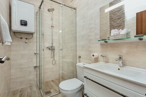 Deluxe Apartment | Bathroom | Shower, hair dryer, towels, soap