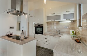 Apartamento luxo | Cozinha privada | Geladeira, cooktop, chaleira elétrica