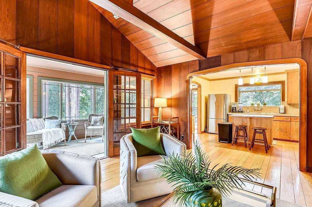 Zen Retreat ~ Amazing Location with Wildlife, Orchard yet Close to Town