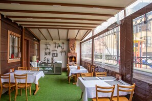 Outdoor dining - April Hotel (Istanbul)