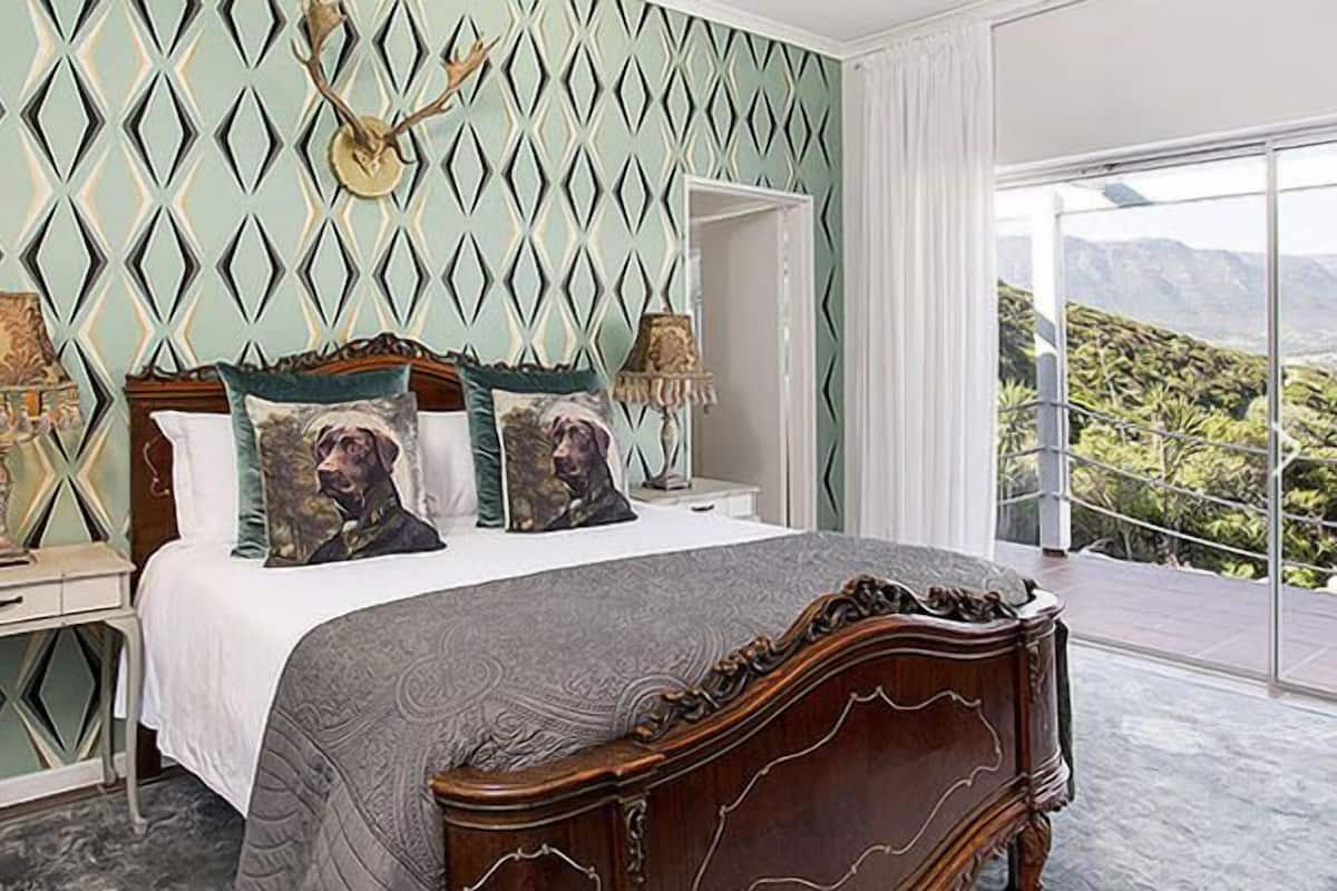 Minibar, in-room safe, desk, free WiFi