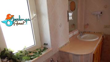 Dusche, Haartrockner, Bidet, Handtücher