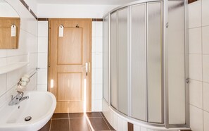 Apartment, 1 Bedroom (Enzian) | Bathroom | Shower, rainfall showerhead, free toiletries, hair dryer - Haus Edmund (Soelden)