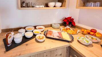 Petit déjeuner buffet (13 EUR par personne)