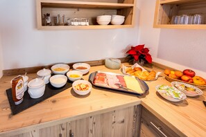 Dagelijks ontbijtbuffet (EUR 13 per persoon)