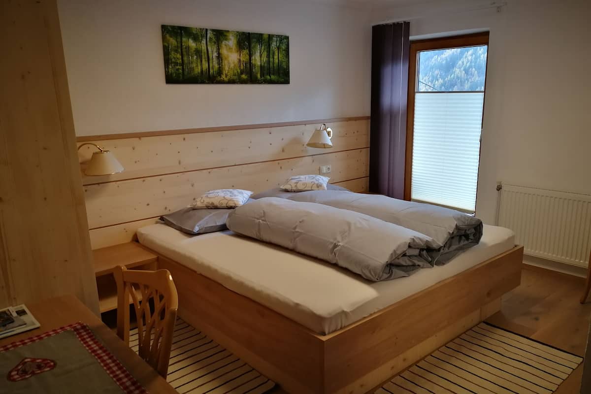 Habitación doble | Ropa de cama hipoalergénica, caja fuerte, cortinas opacas