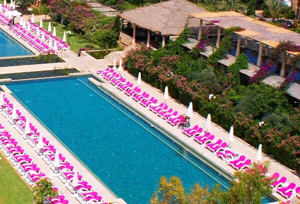 En säsongsöppen utomhuspool och parasoller