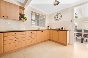 Interior - Memories On Mount View, Cosy Wood Fire, Big Games Room, Netflix. (Cessnock)