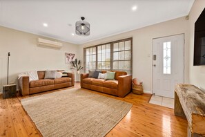 Smart TV, fireplace, DVD player, ping pong - Memories On Mount View, Cosy Wood Fire, Big Games Room, Netflix. (Cessnock)