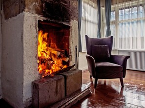 Desk, bed sheets - Habitat Mesire Evleri (Bolu)