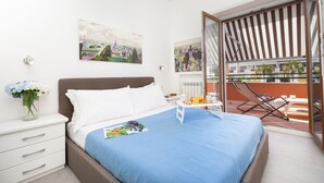 Traditioneel appartement, terras, uitzicht op stad | Een bureau, een strijkplank/strijkijzer, gratis babybedden