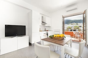 Traditional-Apartment, Terrasse, Stadtblick | Eigene Küche