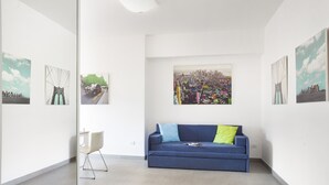 Traditioneel appartement, terras, uitzicht op stad | Woonruimte | Een 45-cm lcd-televisie met digitale zenders en een televisie
