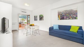Traditioneel appartement, terras, uitzicht op stad | Woonruimte | Een 45-cm lcd-televisie met digitale zenders en een televisie