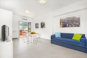 Traditional Apartment, Terrace, City View | Living area | 45-cm LCD TV with digital channels, TV - Casa Katia (Sorrento)