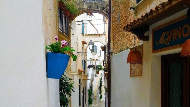 A narrow stone-paved alleyway between buildings with a sign reading "Mar Vinol". - Casa Penelope Sperlongaresort (Sperlonga)