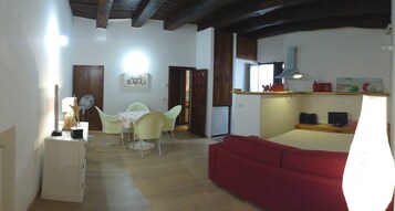 Appartamento, 1 camera da letto | Area soggiorno | TV a schermo piatto