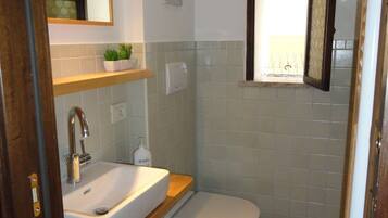 Departamento, 1 habitación | Baño | Regadera, secadora de cabello, bidet, toallas