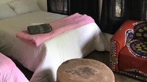 双床房 | 办公桌、笔记本电脑工作区、床单