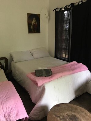 مكتب ومساحة عمل للكمبيوتر المحمول وملاءات أسرّة