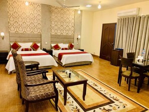 Minibar, in-room safe, individually decorated, individually furnished - Le Royal Guest House (Islamabad)