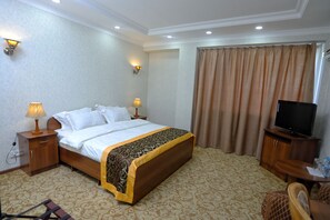 Desk, blackout drapes, free WiFi, bed sheets - VIARDO Hotel (Tashkent)