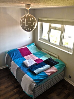 2 bedrooms, iron/ironing board, WiFi, bed sheets - Loved, modern 2 bed house, fast trains to city (London)