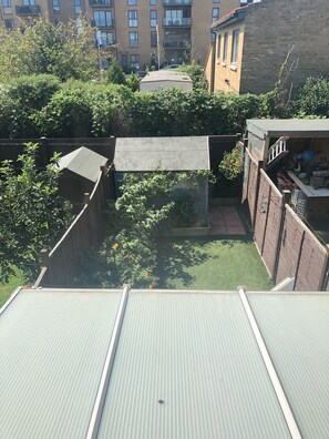 Property grounds - Loved, modern 2 bed house, fast trains to city (London)