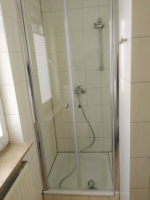 Basic Studio, Patio, Beachfront | Bathroom shower - Appartements Süssling (Glowe)