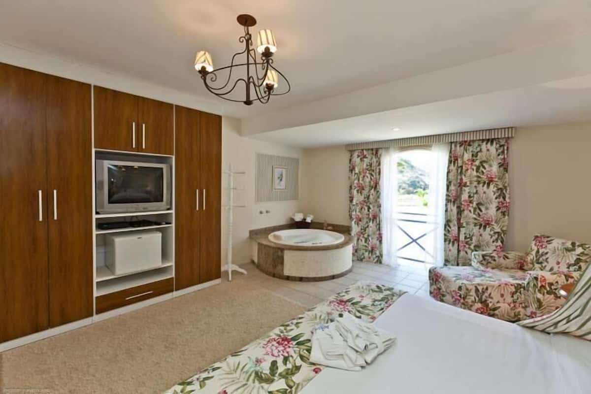 Luxury Room, Hot Tub | Minibar, desk, free WiFi, bed sheets